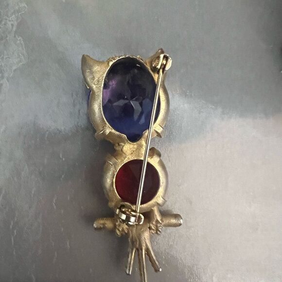 Elegant Owl Brooch with Blue and Red Gems. Vintage gold tone. - Picture 3 of 5